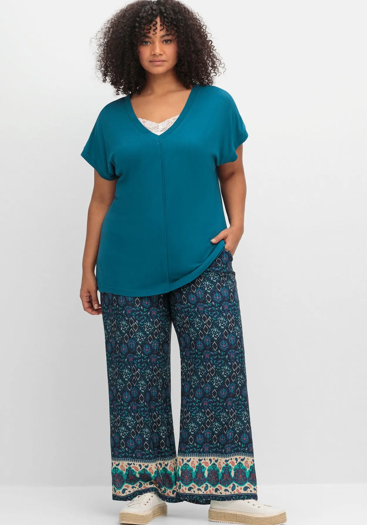 Shirt mit V-Ausschnitt und Zierpaspel vorn<sheego Fashion