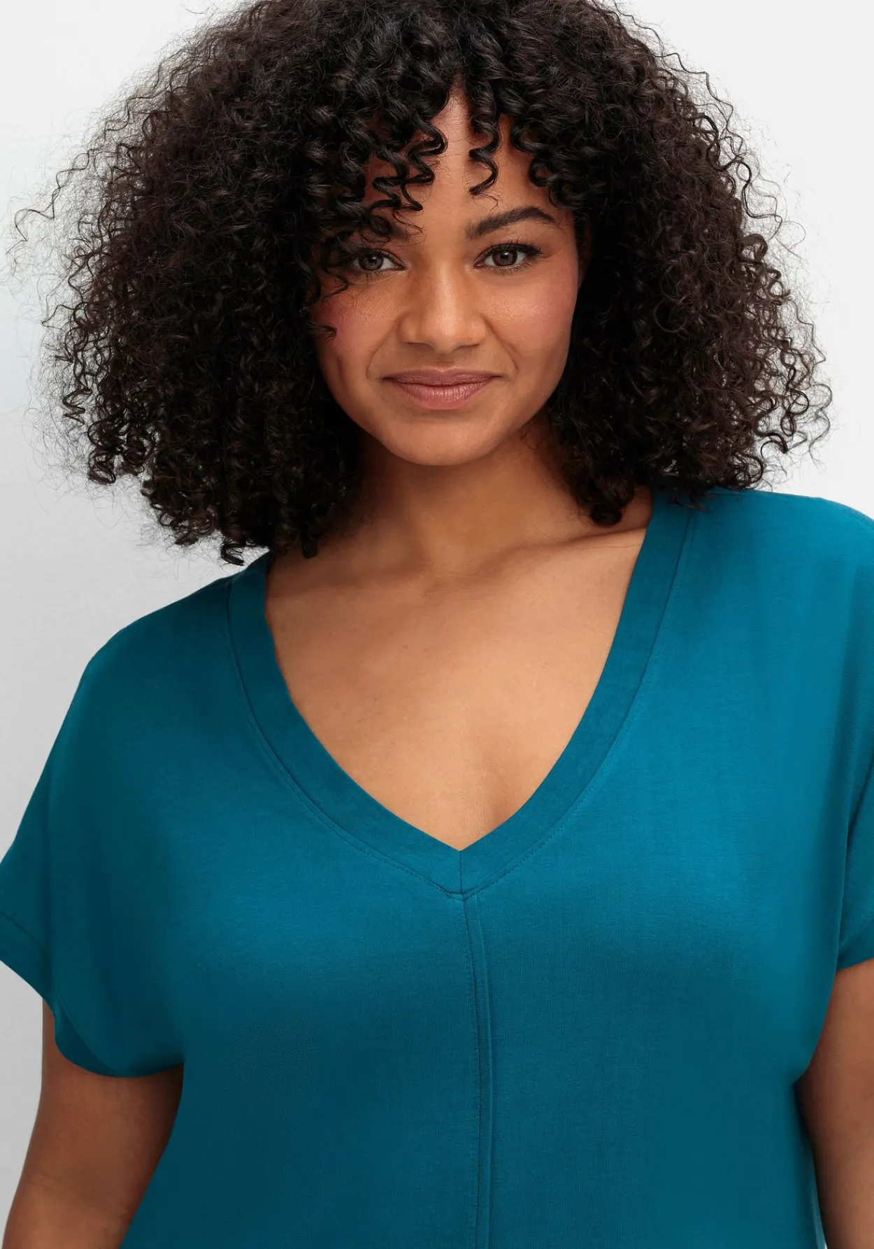 Shirt mit V-Ausschnitt und Zierpaspel vorn<sheego Fashion