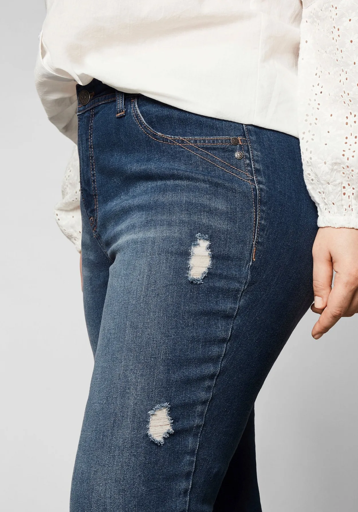 Slim Fit Jeans in 7/8-Länge mit Destroyed-Effekten<sheego Hot