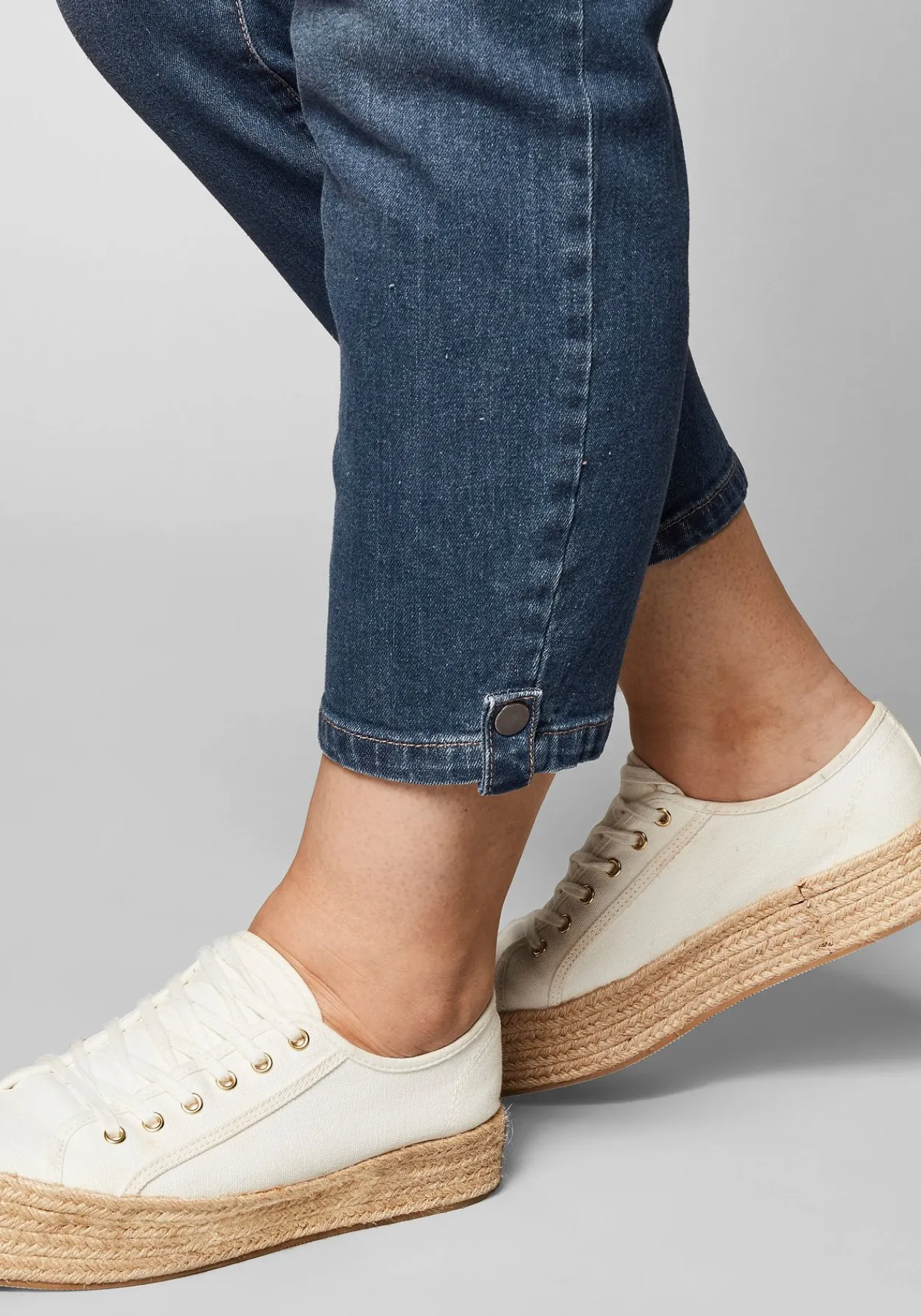 Slim Fit Jeans in 7/8-Länge mit Destroyed-Effekten<sheego Hot