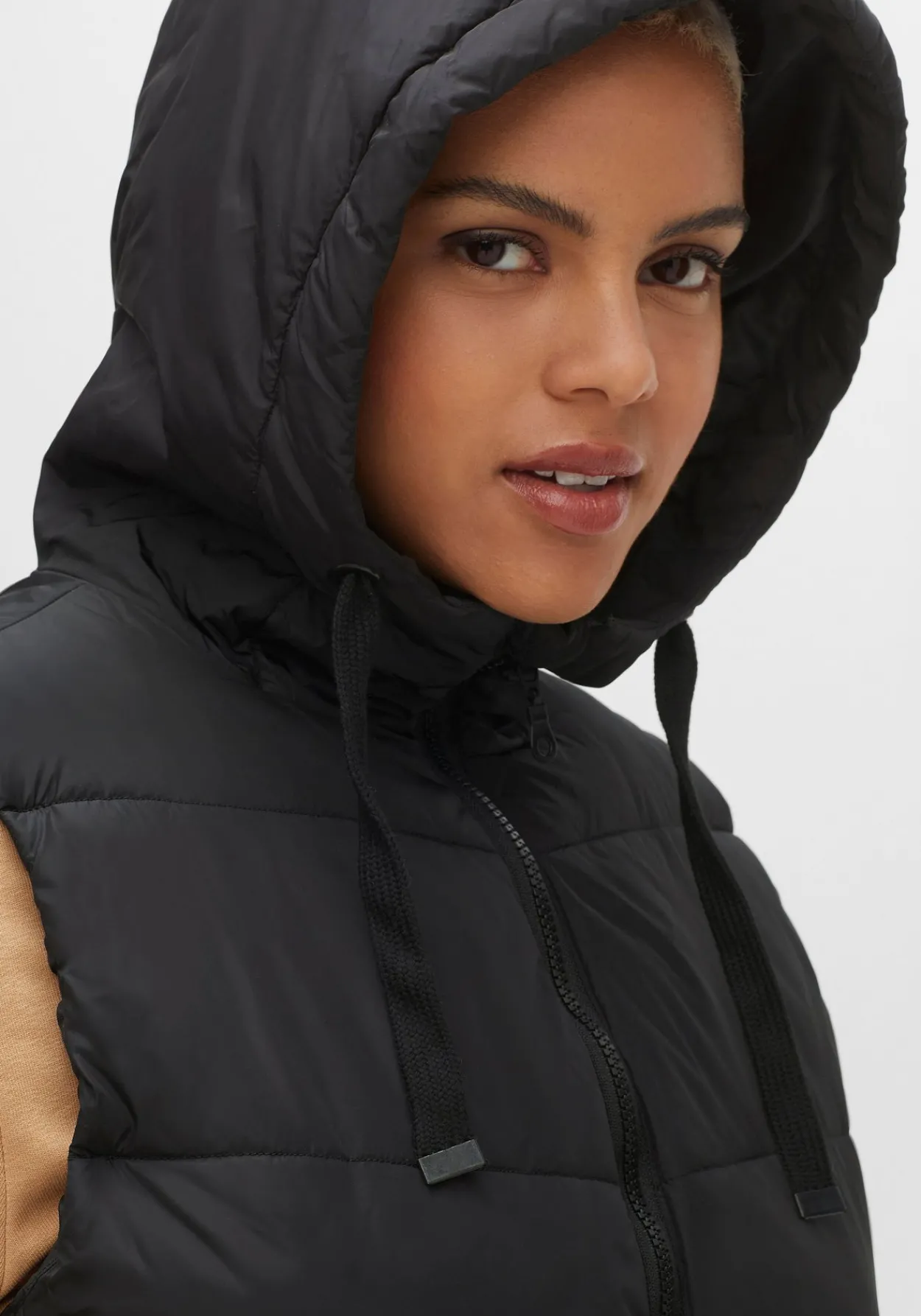 Steppweste in A-Linie, mit Kapuze und 2-Wege-Zipper<sheego Online