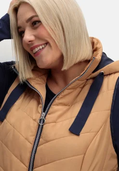 Steppweste mit Kapuze und Kontrastdetails<sheego Online