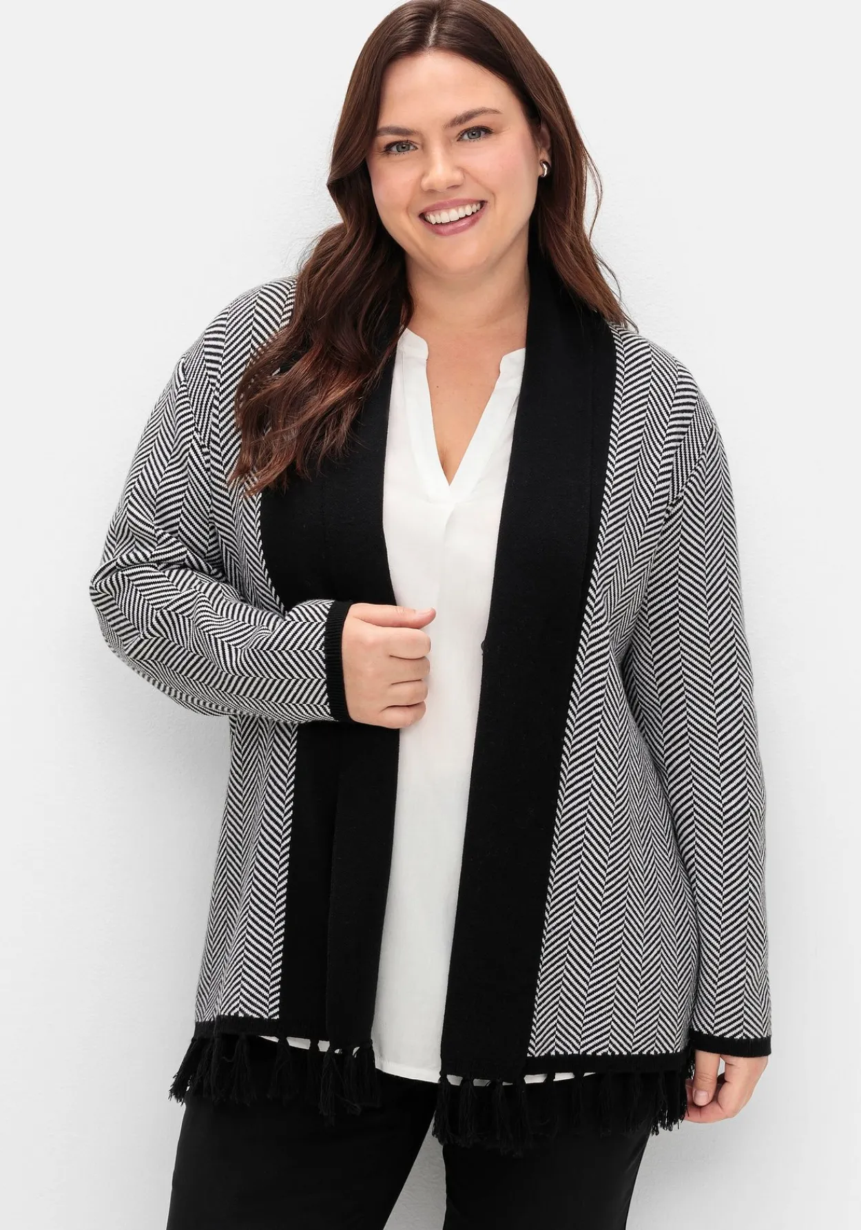 Strickjacke im Fischgrätmuster, mit Schalkragen<sheego Fashion