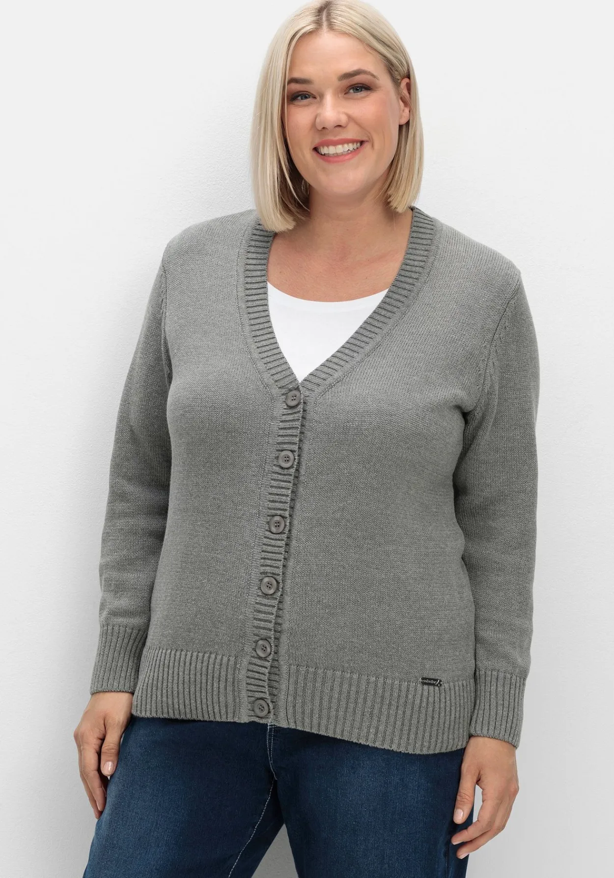Strickjacke mit V-Ausschnitt und Knöpfen, tailliert<sheego New