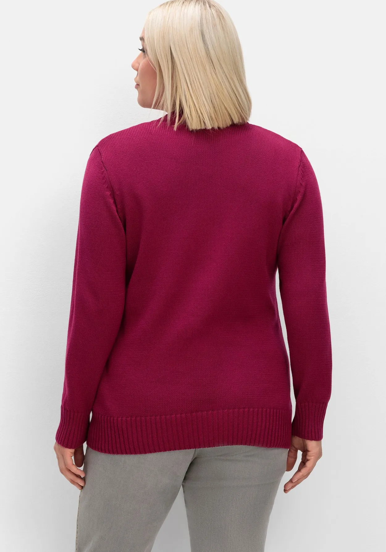 Strickjacke mit V-Ausschnitt und Knöpfen, tailliert<sheego New