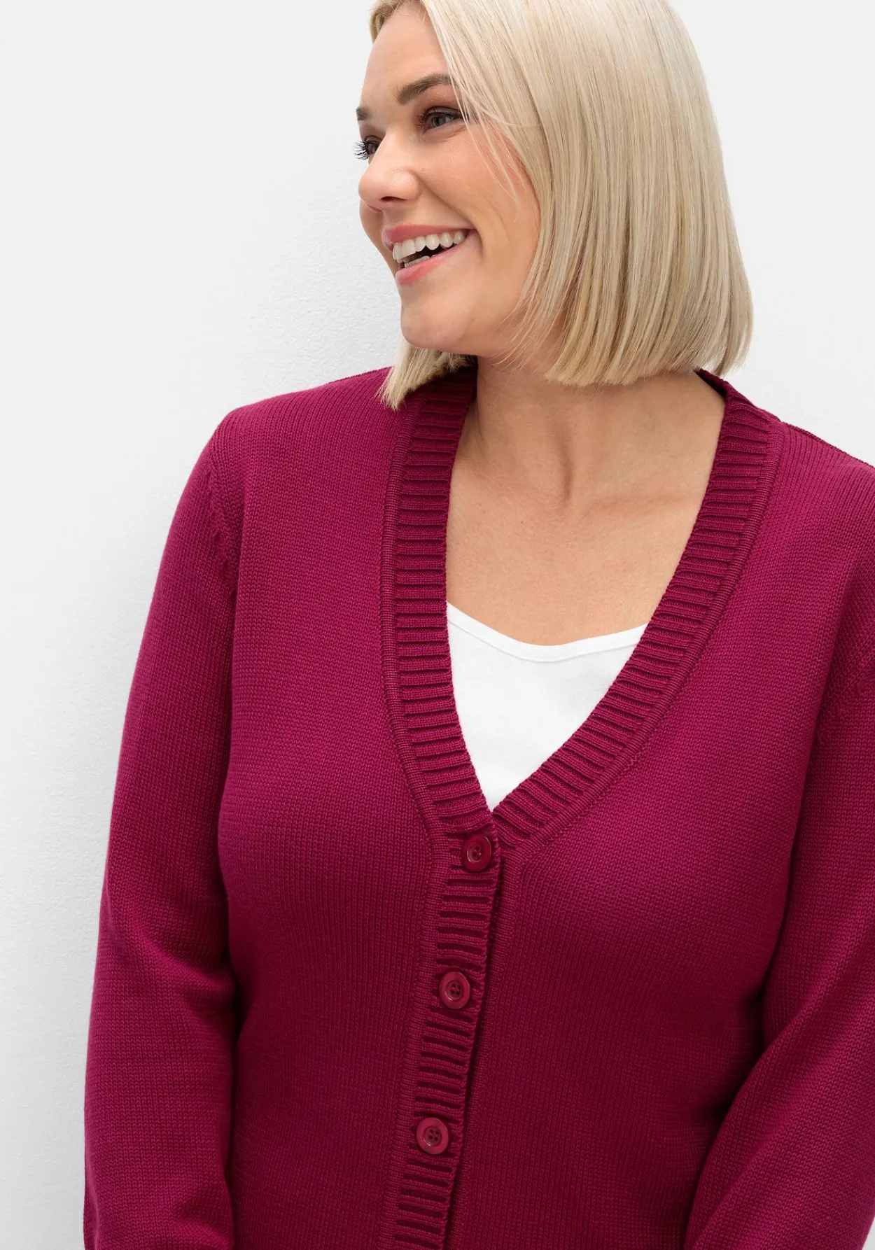 Strickjacke mit V-Ausschnitt und Knöpfen, tailliert<sheego New