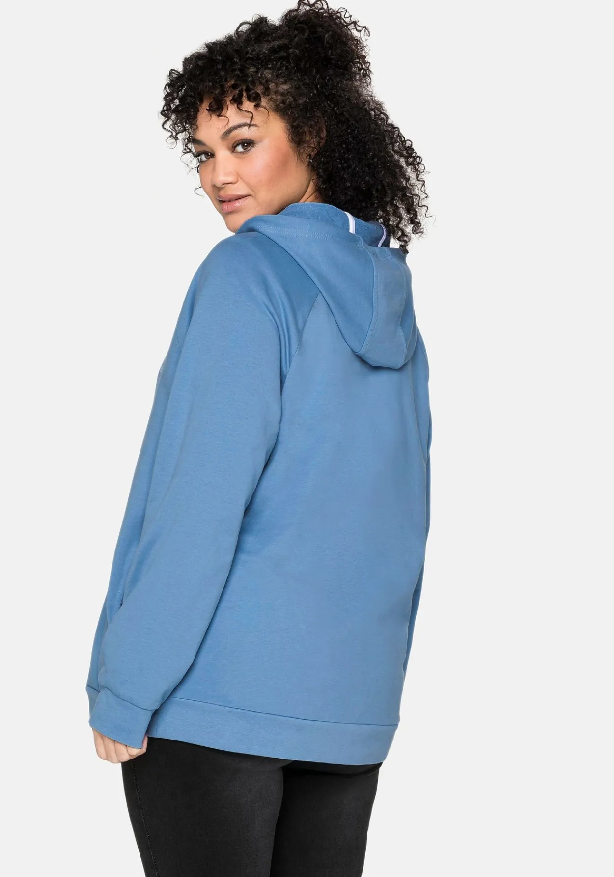 Sweatjacke mit Kapuze und kleinem Brust-Print<sheego Online
