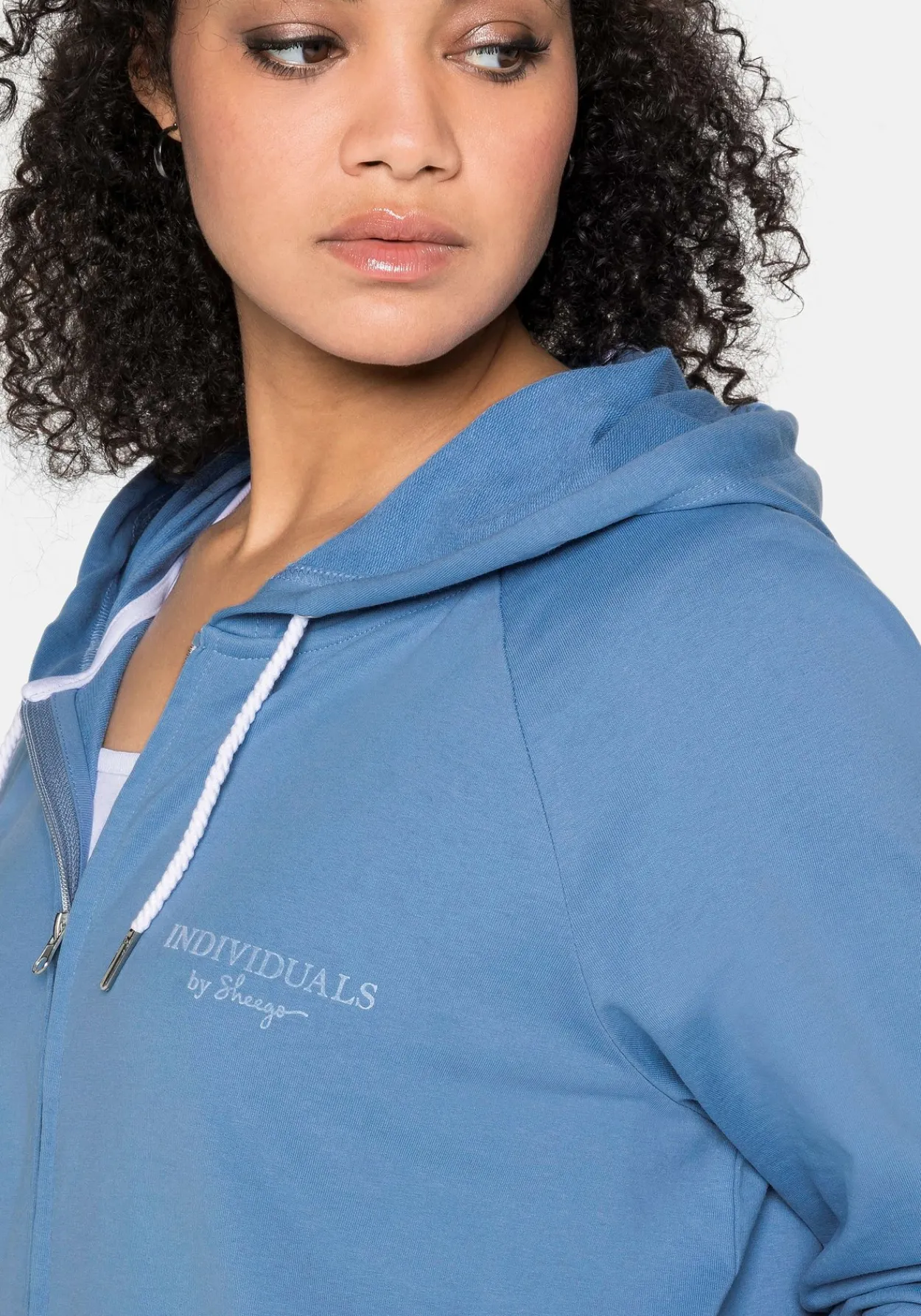 Sweatjacke mit Kapuze und kleinem Brust-Print<sheego Online