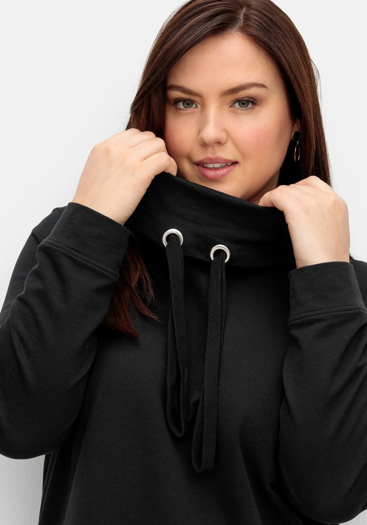 Sweatshirt mit Stehkragen und Applikation seitlich<sheego Hot