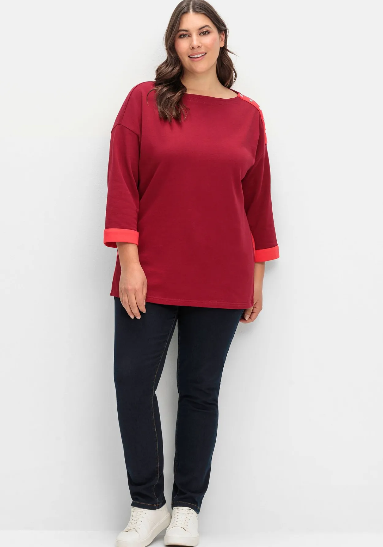 Sweatshirt mit Zierknöpfen und Kontrastdetails<sheego Online