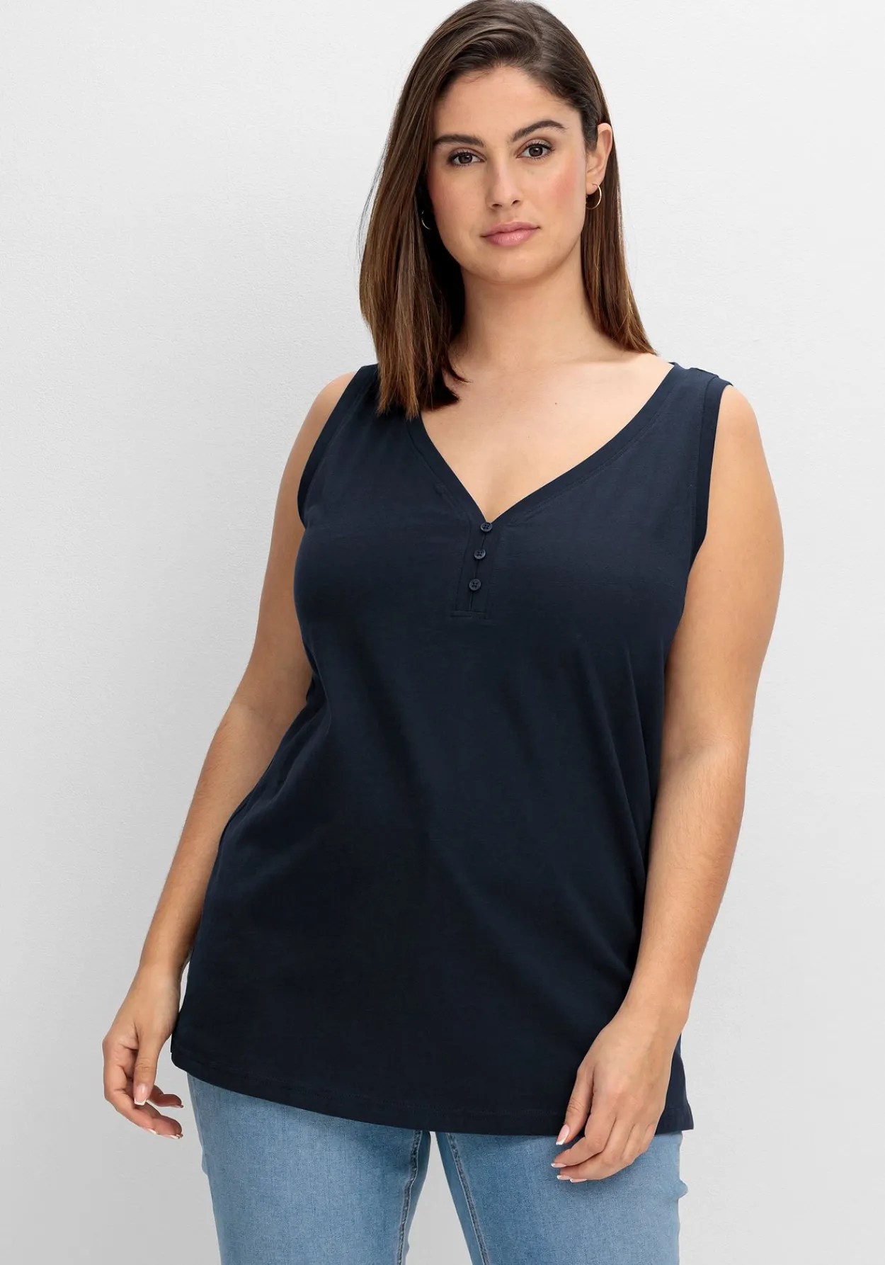 Tanktop mit V-Ausschnitt und Zierknopfleiste<sheego Online