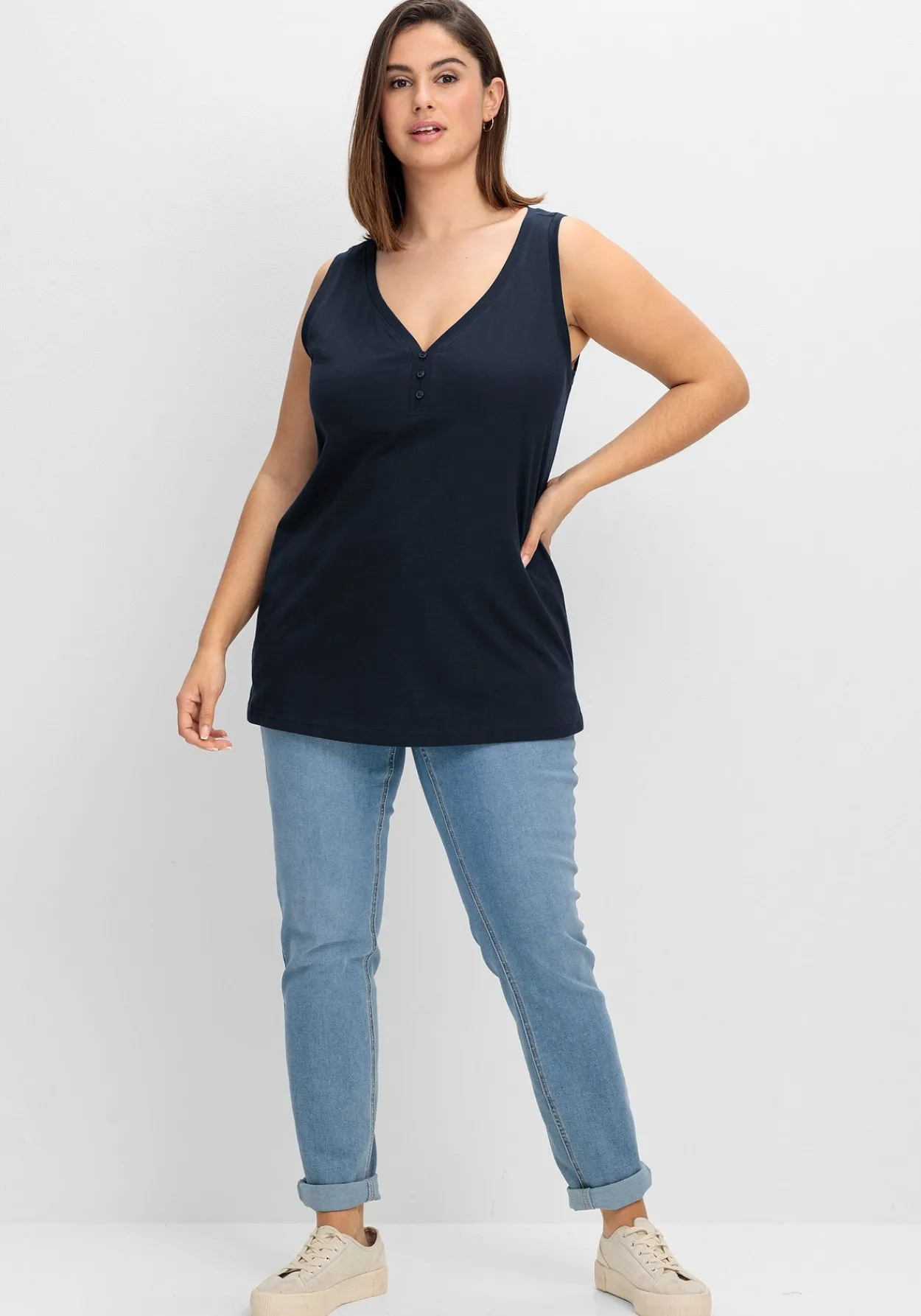 Tanktop mit V-Ausschnitt und Zierknopfleiste<sheego Online