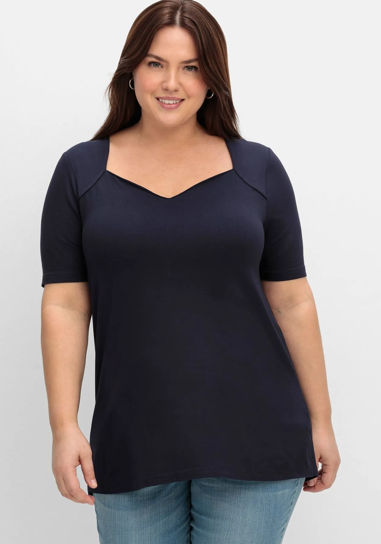 T-Shirt mit herzförmigem Ausschnitt<sheego Fashion