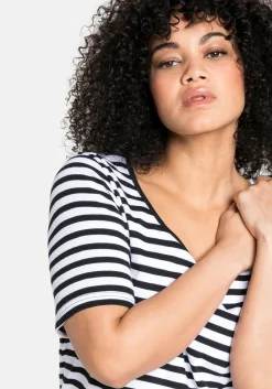T-Shirt mit Streifen und Rundhalsausschnitt<sheego Fashion