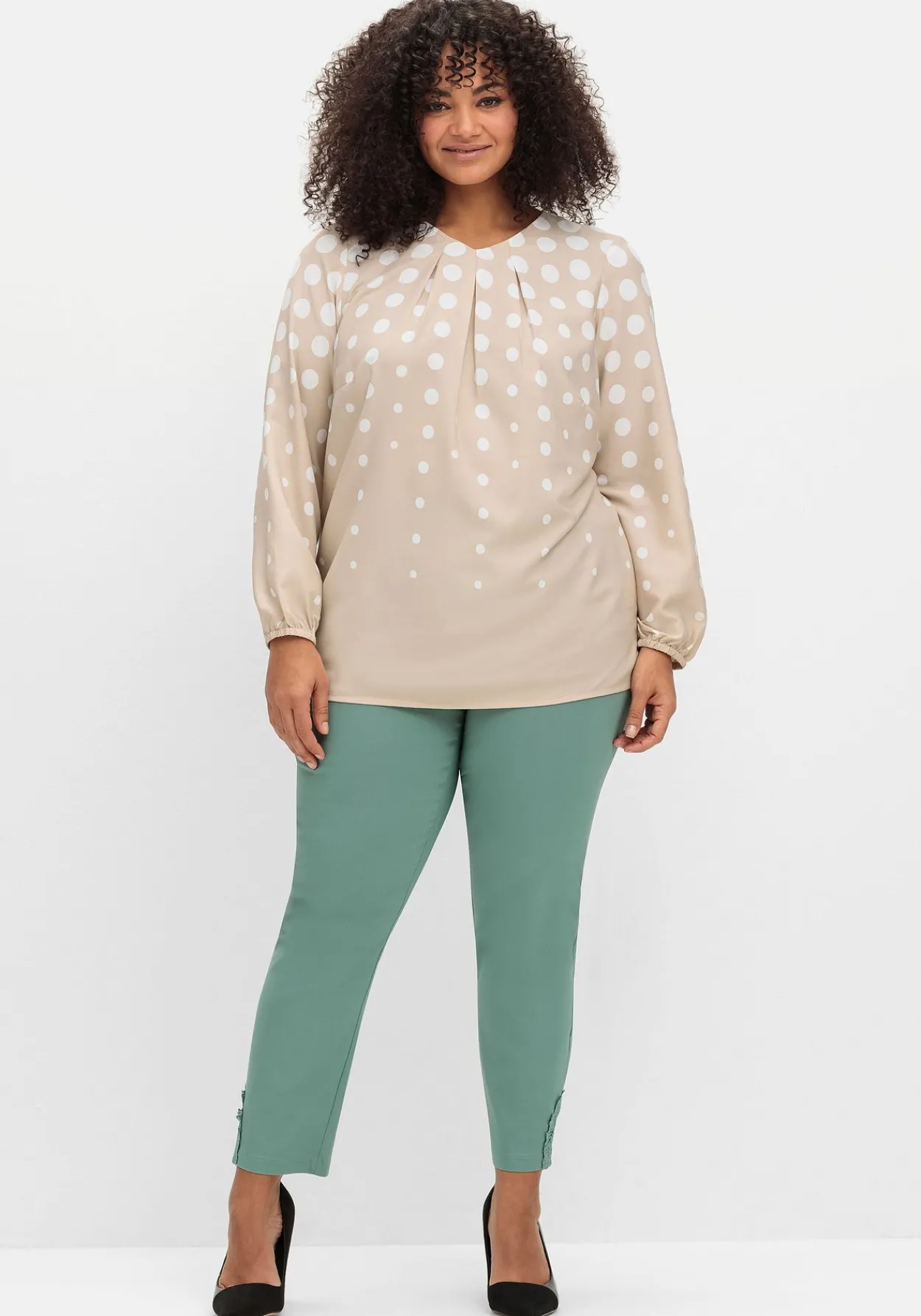 Tunika aus Crêpe, mit Punkte-Print und V-Ausschnitt<sheego Discount