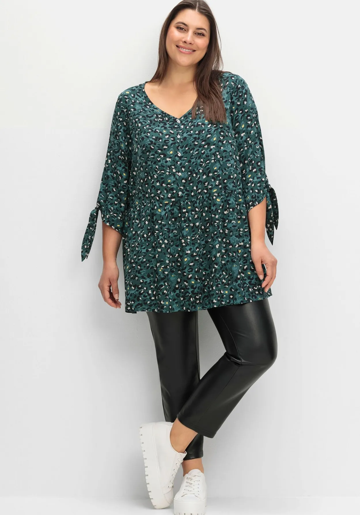 Weit schwingende Tunika mit Alloverprint<sheego Fashion