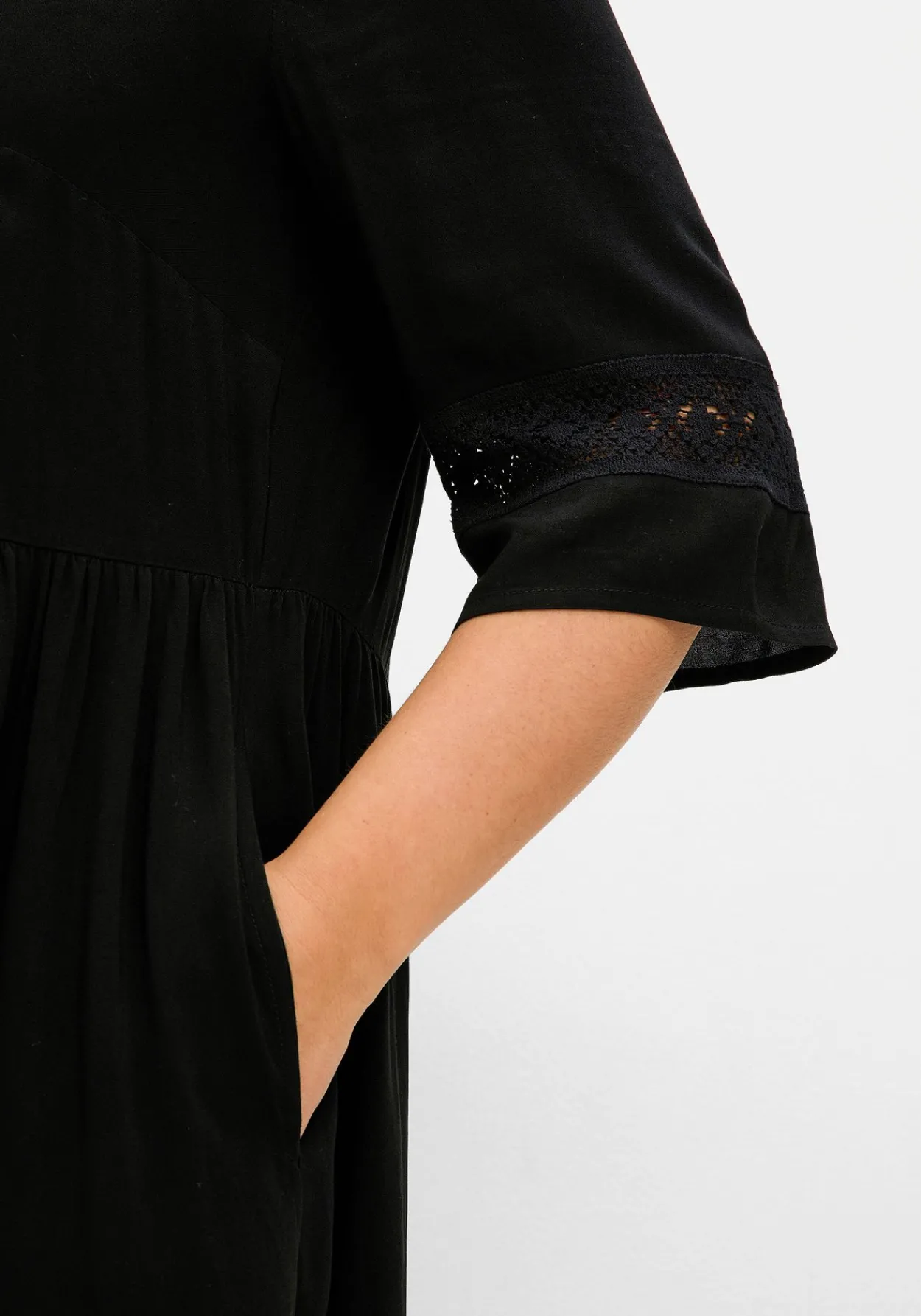 Weit schwingendes Kleid mit Häkelspitze<sheego Sale