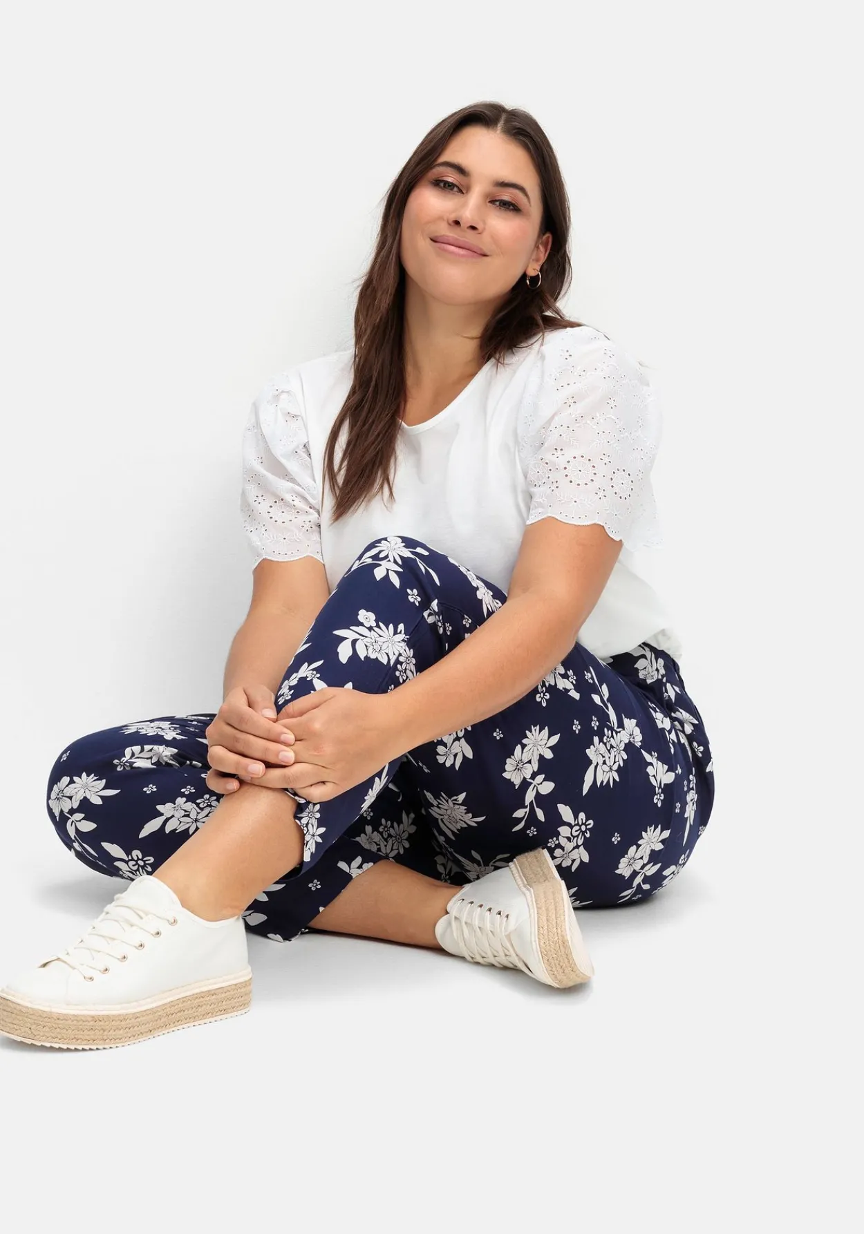Weite Hose mit Rundum-Dehnbund und Blütendruck<sheego Discount
