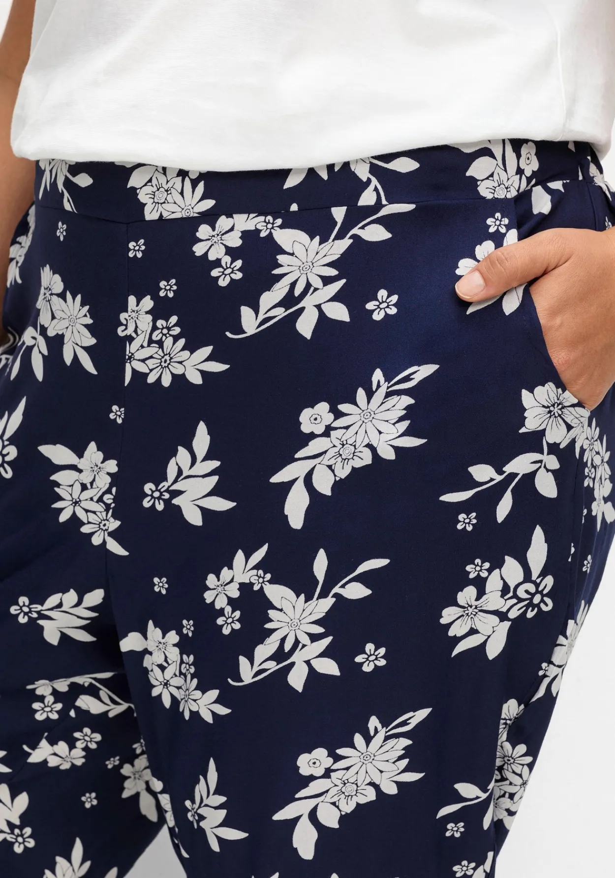 Weite Hose mit Rundum-Dehnbund und Blütendruck<sheego Discount