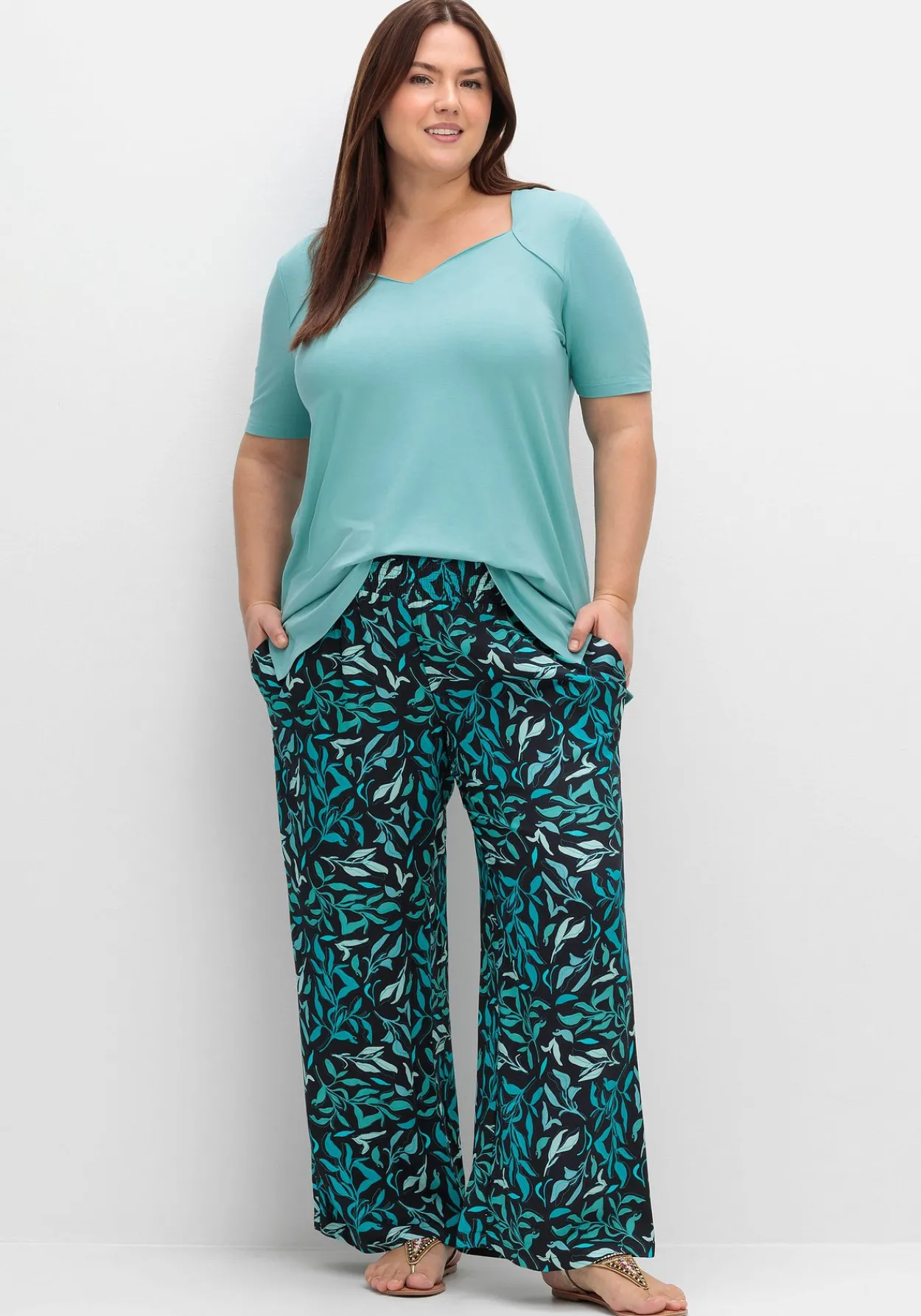 Weite Schlupfhose mit Smokbund und Blätterprint<sheego Hot