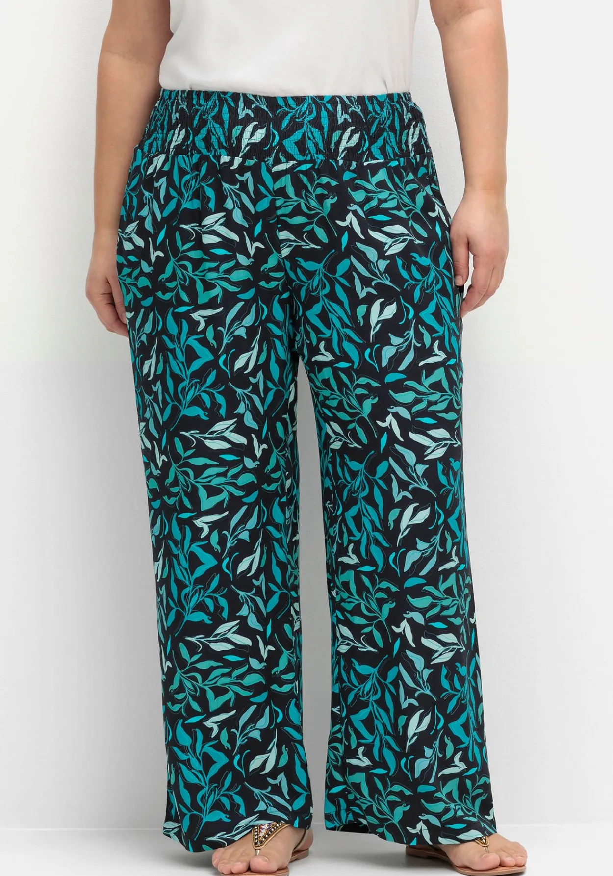 Weite Schlupfhose mit Smokbund und Blätterprint<sheego Hot