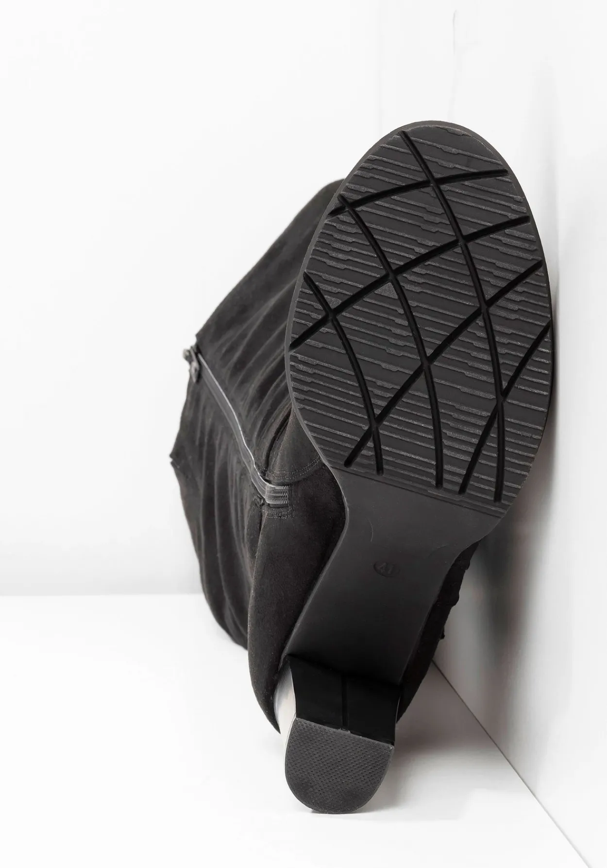 Weitschaftstiefel in Velourslederoptik, mit Schnallenband<sheego Fashion
